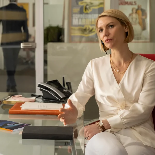 Claire Danes, 46 años, en la oficina.