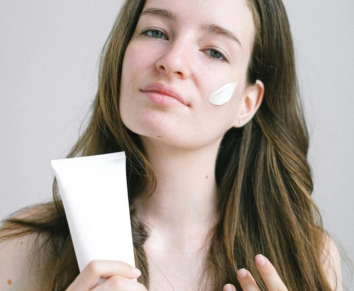 piel-sana-sobretratada Una chica joven usando crema y tal vez sobretratando su piel
