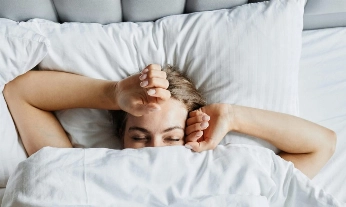 Mujer en la cama que no descansa bien