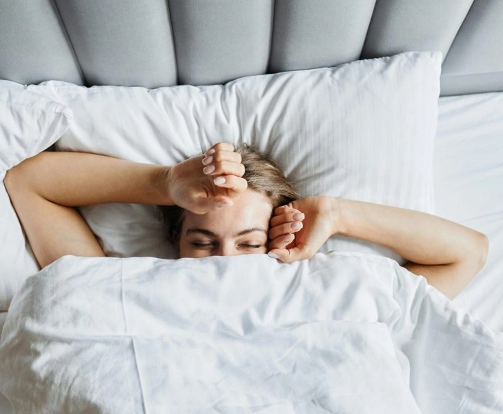 boom-magnesio-menopausia Mujer en la cama que no descansa bien