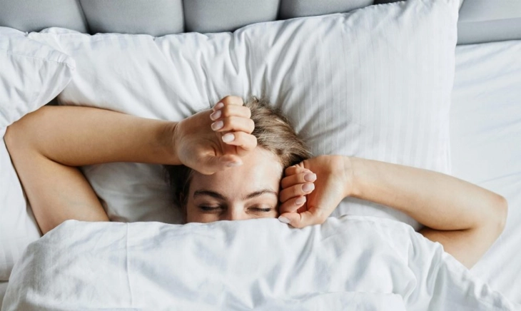 Mujer en la cama que no descansa bien