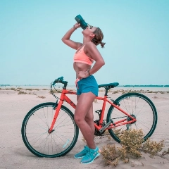 No siempre es imprescindible comer antes de entrenar, pero nunca hay que olvidar hidratarse adecuadamente. FOTO: Pexels.