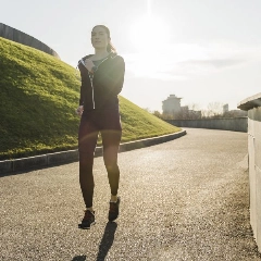 Correr con calor supone mucho más que un riesgo de deshidratación por la pérdida de agua y minerales a través de la sudoración. Foto: Freepik.