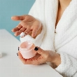 Mujer usando una crema que puede llevar etanol para mejorar su penetración