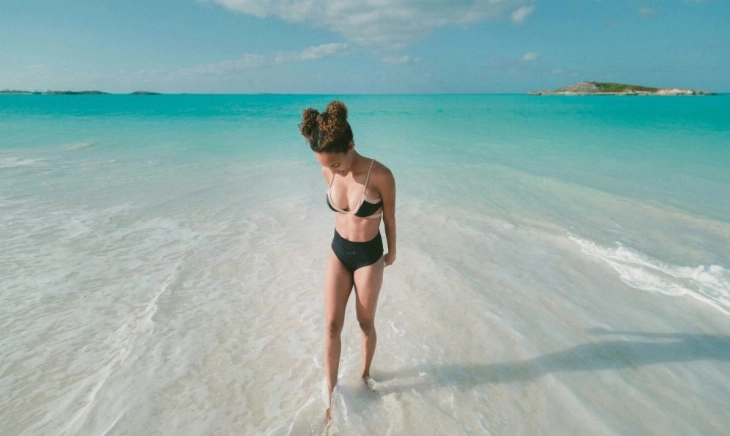 Una chica en un día de verano que podría tomar pastillas para el sol