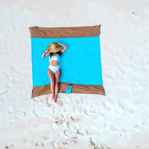 chica en la playa se protege del sol