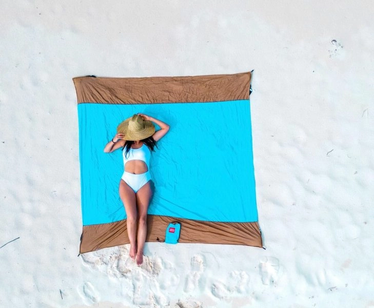 fotoprotector-novedades-verano chica en la playa se protege del sol