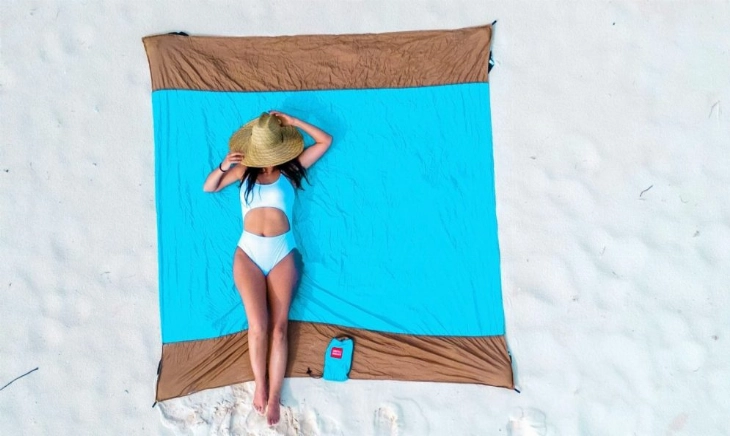 chica en la playa se protege del sol