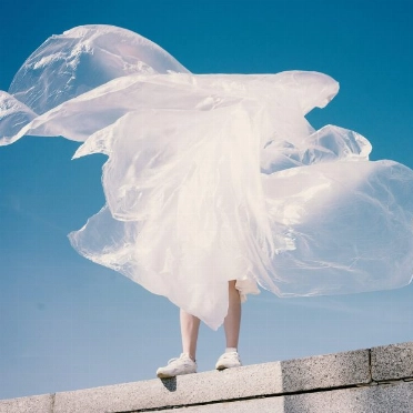 “Está demostrado que esos fragmentos ya están en nuestro cuerpo, en el aire, en el agua… pero seguimos igual”, Patricia Aymà, biotecnóloga de BenViro. Foto: Karina Tess, Unsplash
