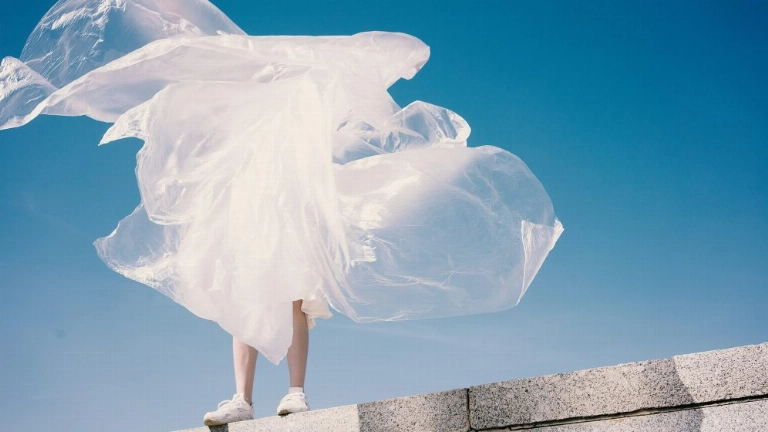 “Está demostrado que esos fragmentos ya están en nuestro cuerpo, en el aire, en el agua… pero seguimos igual”, Patricia Aymà, biotecnóloga de BenViro. Foto: Karina Tess, Unsplash
