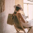 Una mujer leyendo un libro en verano