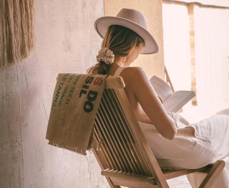 Una mujer leyendo un libro en verano