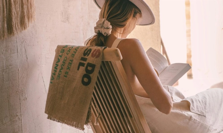 Una mujer leyendo un libro en verano