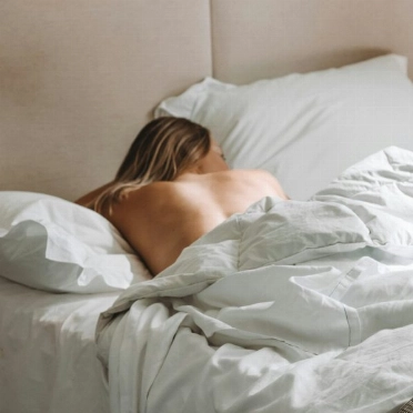 Dormiste 8 horas y te levantas hecho polvo. ¿Por qué? La ciencia apunta a la luz (o su ausencia) como el gran culpable de tus mañanas sin energía. Foto: Maddi Bazzocco / Unsplash