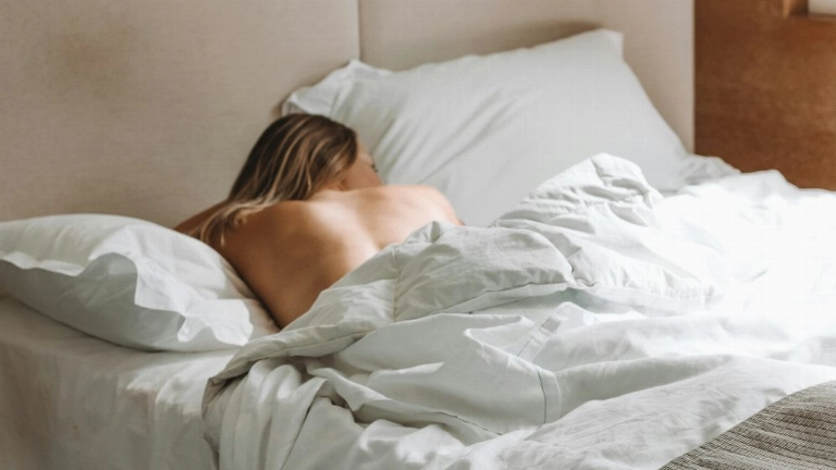 Dormiste 8 horas y te levantas hecho polvo. ¿Por qué? La ciencia apunta a la luz (o su ausencia) como el gran culpable de tus mañanas sin energía. Foto: Maddi Bazzocco / Unsplash