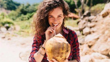mujer-agua-coco