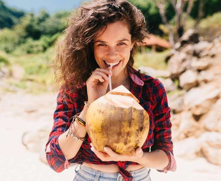 mujer-agua-coco