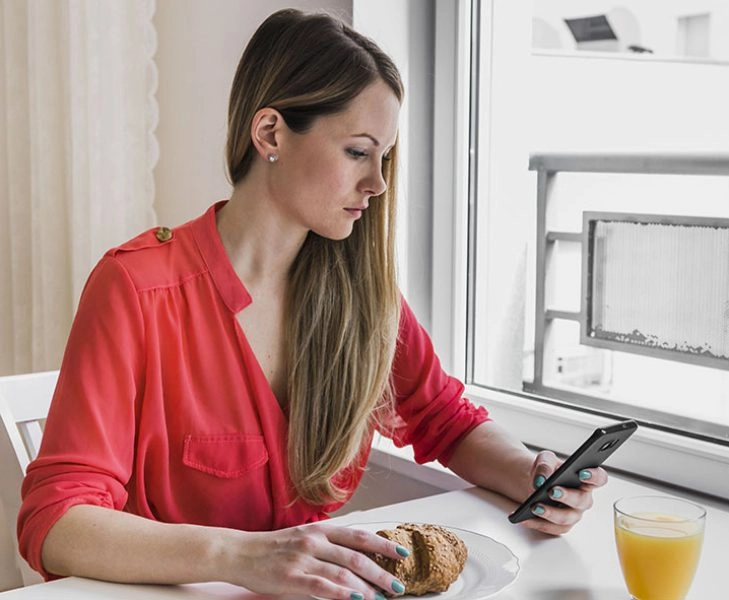 mujer-desayuno-móvil mujer-desayuno-móvil