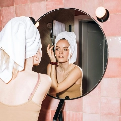 En un mundo de sobreestimulación y rutinas de diez pasos, hay algo liberador en tener un solo producto —español— que sirve para labios, cejas, manos, nariz y pies. Y que se paga con monedas. Foto: Koolshooters / Pexels En un mundo de sobreestimulación y rutinas de diez pasos, hay algo liberador en tener un solo producto —español— que sirve para labios, cejas, manos, nariz y pies. Y que se paga con monedas. Foto: Koolshooters / Pexels