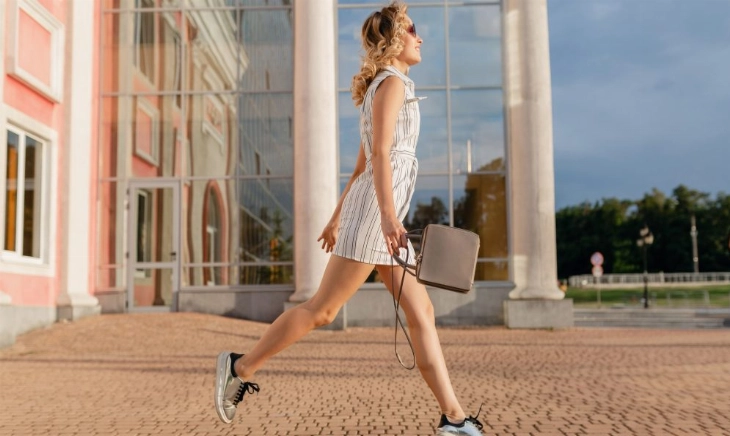 Mujer caminando al aire libre, ejemplo de Japanese Walking, la técnica japonesa que alterna ritmos para adelgazar y mejorar el corazón