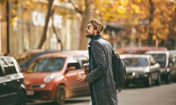 Hombre camina para ir al trabajo como forma de activar el metabolismo o NEAT