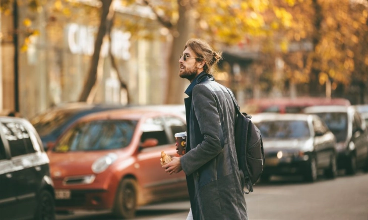 Hombre camina para ir al trabajo como forma de activar el metabolismo o NEAT