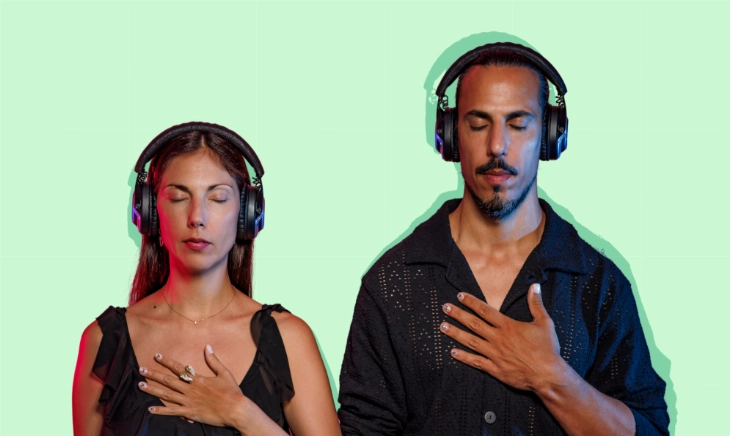 Dos personas practican la respiración consciente