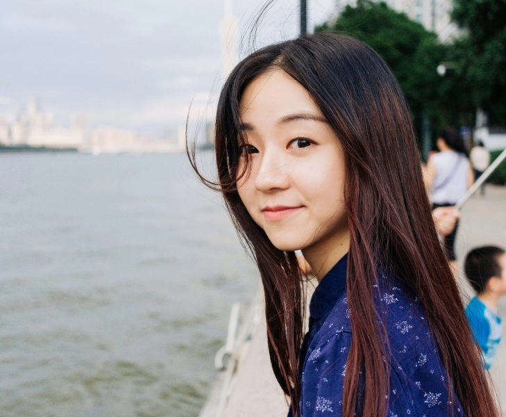 mujer coreana feliz