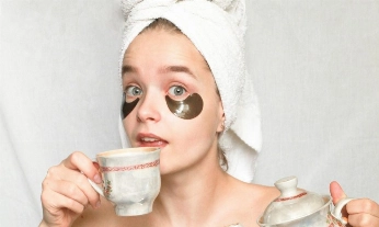 Chica tomando una taza de té como parte de un desayuno saludable para correr, estudiar o rendir en la oficina