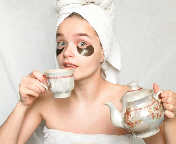 pexels-alina-schelkanova-2958494-4495708 Chica tomando una taza de té como parte de un desayuno saludable para correr, estudiar o rendir en la oficina