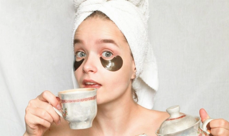 Chica tomando una taza de té como parte de un desayuno saludable para correr, estudiar o rendir en la oficina