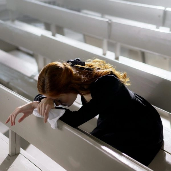 Imagen que representa un duelo invisible: persona sola y triste, simbolizando pérdidas sin despedida ni reconocimiento social.