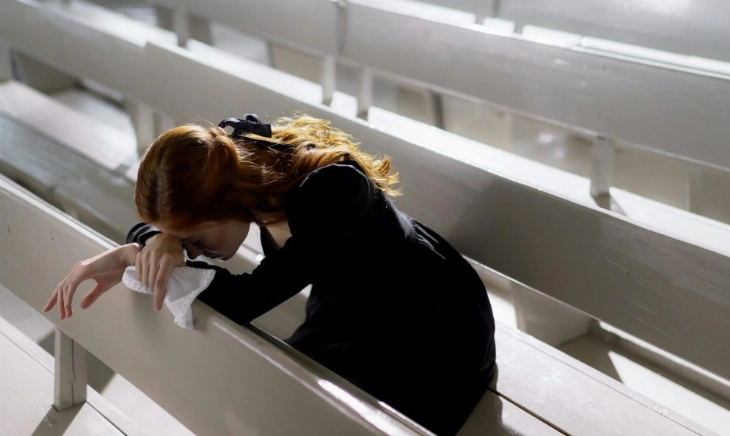 Imagen que representa un duelo invisible: persona sola y triste, simbolizando pérdidas sin despedida ni reconocimiento social.