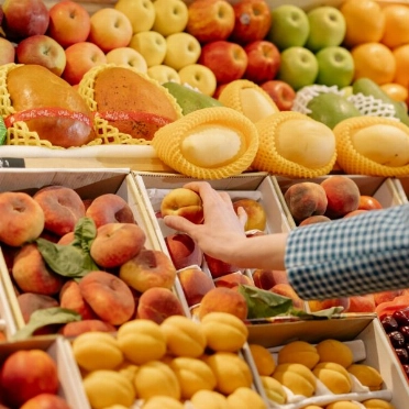Lo bío suele ser más caro, sí. Pero si compras gran cantidad de alimentos baratos, corres el riesgo de que parte de ellos acaben en la basura. Y eso sí que es caro. Foto: Cottonbro / Pexels