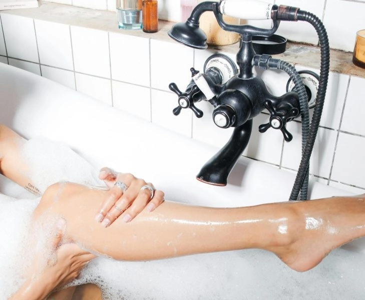 pexels-polina-tankilevitch-5849398 (1) el frío actúa como un potente estímulo que activa el metabolismo. Una ducha fría de al menos entre 30 y 90 segundos, sumergir la cara en agua helada, aplicar una bolsa de hielo envuelta en una toalla durante unos minutos detrás del cuello, o simplemente bañarse en el mar, son algunas de sus recomendaciones.