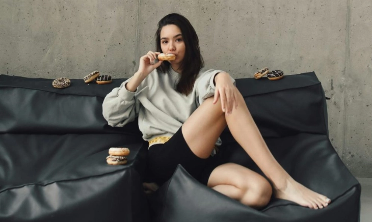 Mujer sentada con mala postura