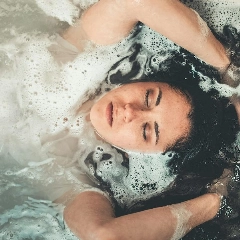 El problema no es únicamente que el cabello se rompa, sino que se caiga. También que en tu cuero cabelludo aflore la inflamación, la irritación y (un gran) picor. Foto: That Guy Craig / Pexels