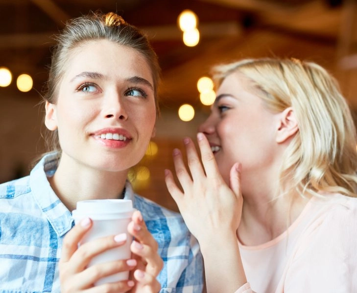 Mujeres cuentan secretos y mentiras