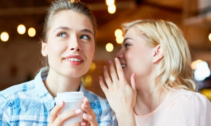 Mujeres cuentan secretos y mentiras