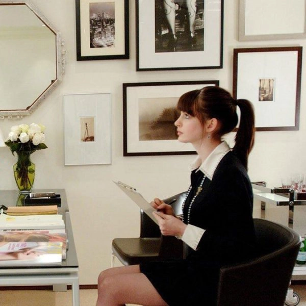 Anne Hathaway en El diablo se viste de Prada mostrando cómo causar buena impresión con su lenguaje corporal