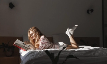 chica en la cama buscando trucos para conciliar el sueño