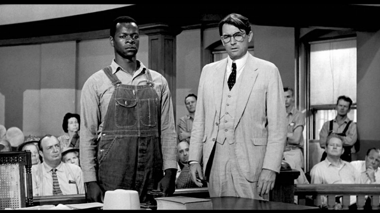 Fotograma de Matar un ruiseñor, con Gregory Peck.  En nuestra imaginación, el mundo debería ser moderadamente justo. No es de extrañar que percibamos la injusticia con un dolor similar a si nos propinaran un puñetazo en el alma. FOTO: Matar un ruiseñor.