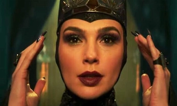 Gal Gadot, la madrastra de Blancanieves y su piel perfecta