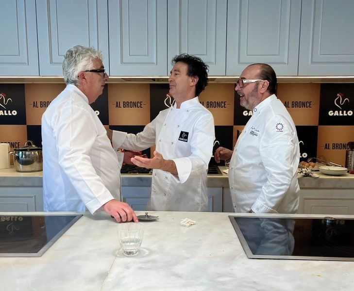 Pepe Rodríguez, Andrea Tumbarello y Pep Casadevall en un showcooking que invita a vivir con calma durante la presentación de la pasta Al Bronce de Gallo