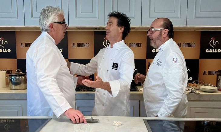 Pepe Rodríguez, Andrea Tumbarello y Pep Casadevall en un showcooking que invita a vivir con calma durante la presentación de la pasta Al Bronce de Gallo