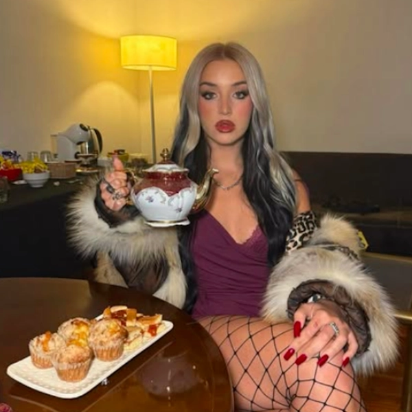 La cantante Lola Índigo con tetera