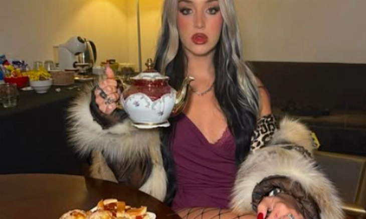 La cantante Lola Índigo con tetera