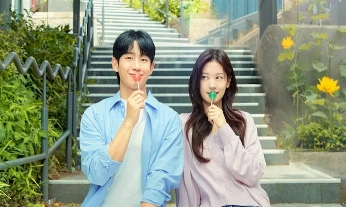 Un fotograma de la serie coreana Amor en la puerta de al lado donde dos jóvenes coreanos comparten un chupachups como metáfora visual de cómo afrontar el estrés con calma y ligereza