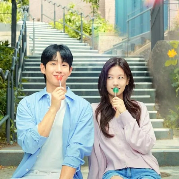 Un fotograma de la serie coreana Amor en la puerta de al lado donde dos jóvenes coreanos comparten un chupachups como metáfora visual de cómo afrontar el estrés con calma y ligereza