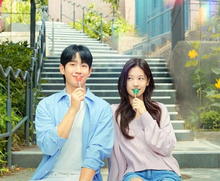 hábitos coreanos contra el estrés Un fotograma de la serie coreana Amor en la puerta de al lado donde dos jóvenes coreanos comparten un chupachups como metáfora visual de cómo afrontar el estrés con calma y ligereza